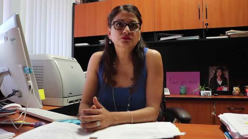 Galardonada primaria Rosario Morales Avilés con certificación bandera verde